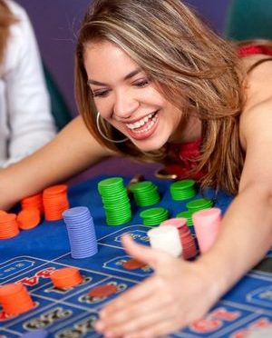 Donna che vince soldi al tavolo della roulette